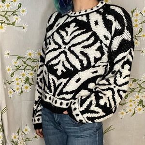 Vintage 80s black and white baroque knit oversized loose fit crew neck sweater